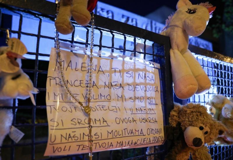 Ljudi se opraštaju od preminule djevojčice: Dirljive poruke, igračke i zapaljene svijeće ispred bolnice